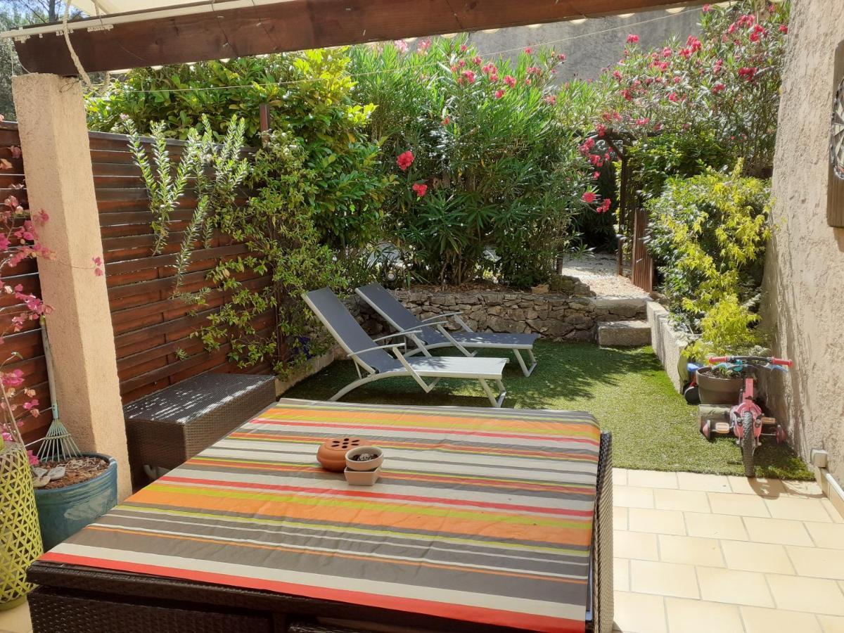 Villa club Sanary dans résidence fermée et arborée 10min a pied de la plage Extérieur photo