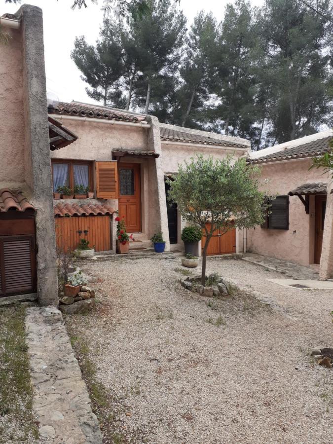 Villa club Sanary dans résidence fermée et arborée 10min a pied de la plage Extérieur photo